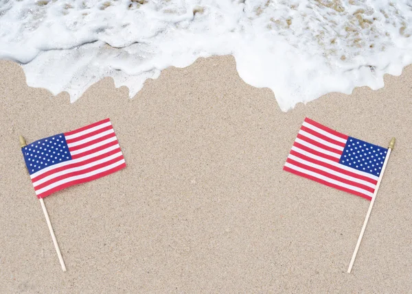 Bandiere americane sulla spiaggia di sabbia — Foto Stock