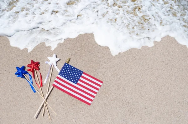 Bandiera americana con stelle sulla spiaggia di sabbia — Foto Stock