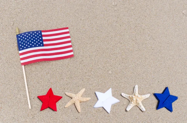 Starfishes kum plajındaki Amerikan bayrağı — Stok fotoğraf
