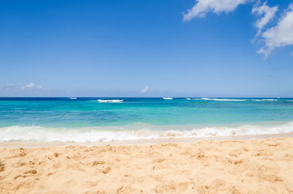 Oceano e sfondo spiaggia di sabbia tropicale — Foto Stock