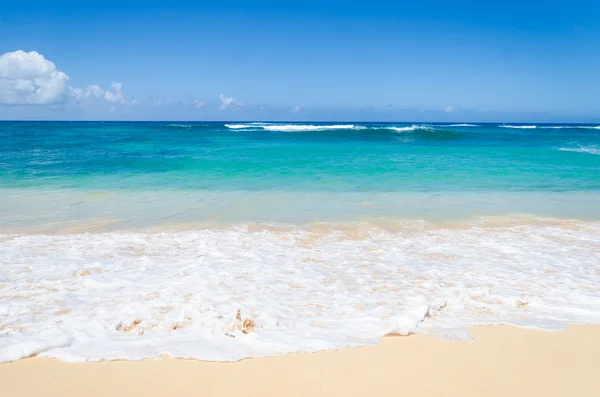 Océan et plage de sable tropical fond — Photo