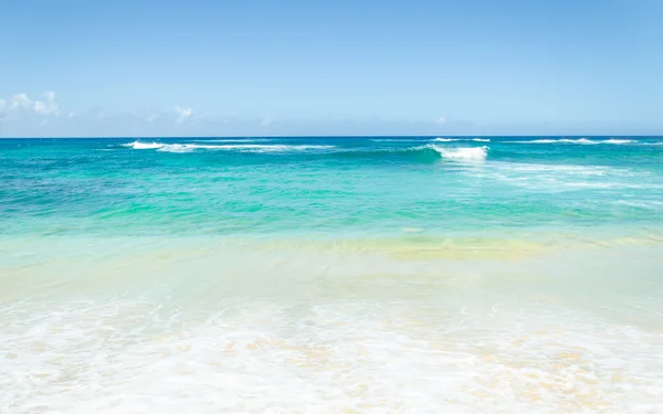 Oceano e tropical fundo de praia de areia — Fotografia de Stock