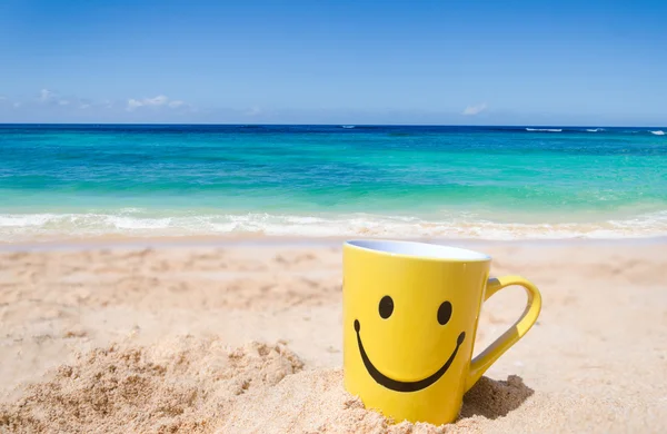 Happy face mug on the beach — Stock Photo, Image
