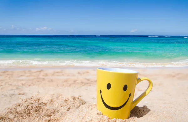 Taza cara feliz en la playa — Foto de Stock