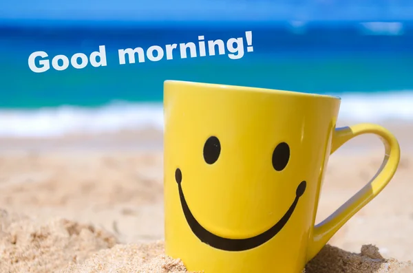 Happy face mug on the beach — Stock Photo, Image