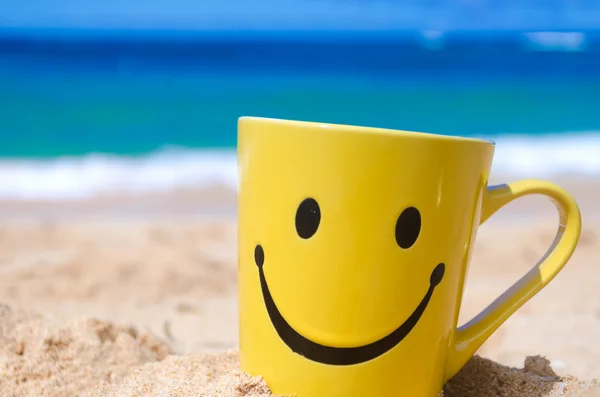 Szczęśliwy twarz kubek na plaży — Zdjęcie stockowe