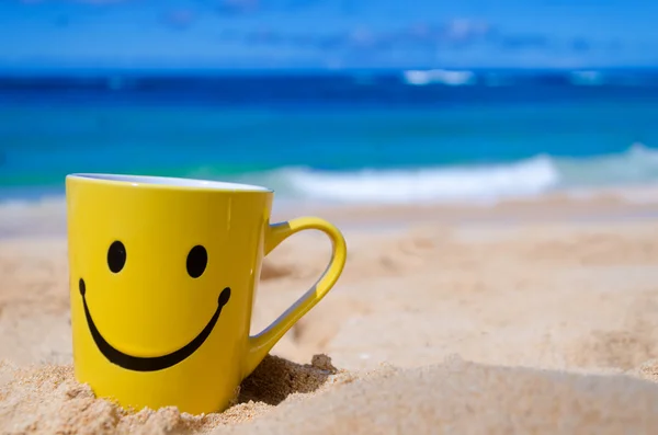 Szczęśliwy twarz kubek na plaży — Zdjęcie stockowe