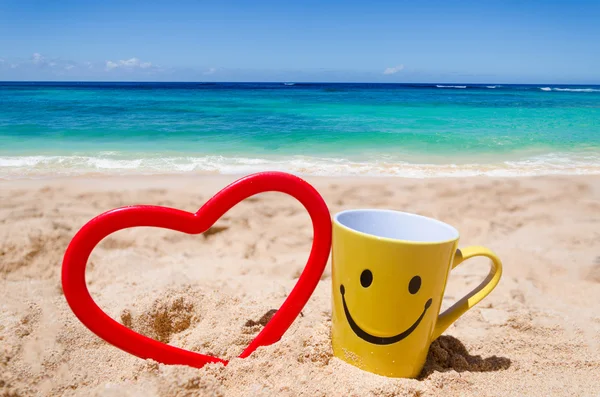 Taza cara feliz en la playa — Foto de Stock