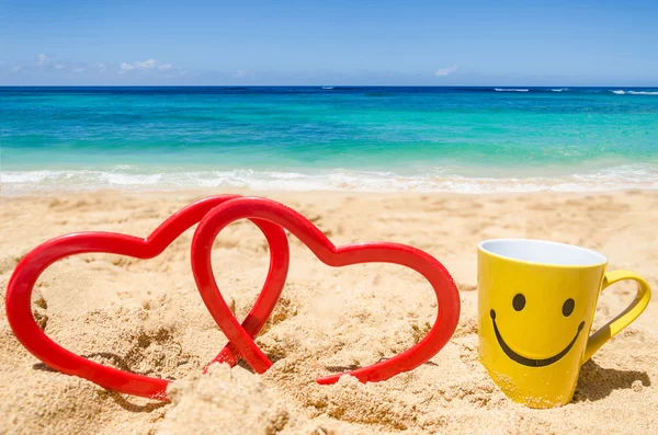 Taza cara feliz en la playa — Foto de Stock