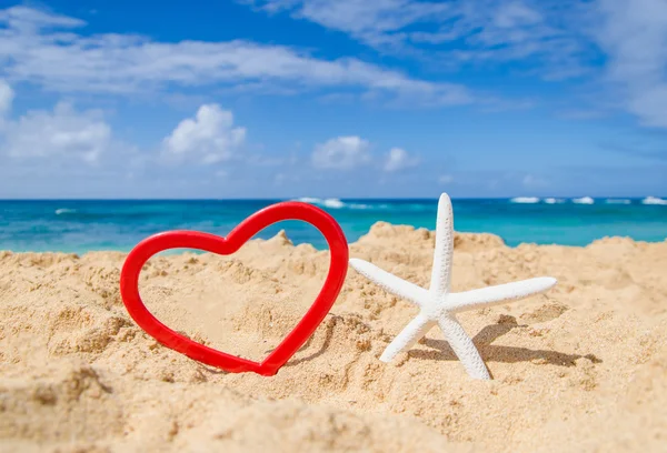 Starfish with heart shape on the sandy beach — Stock Photo, Image