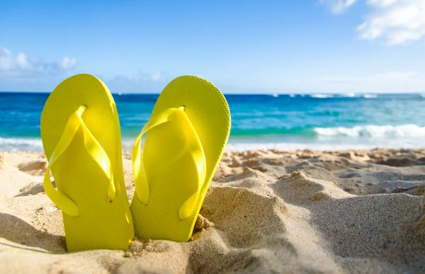 Kumlu sahilde sarı flip flop — Stok fotoğraf