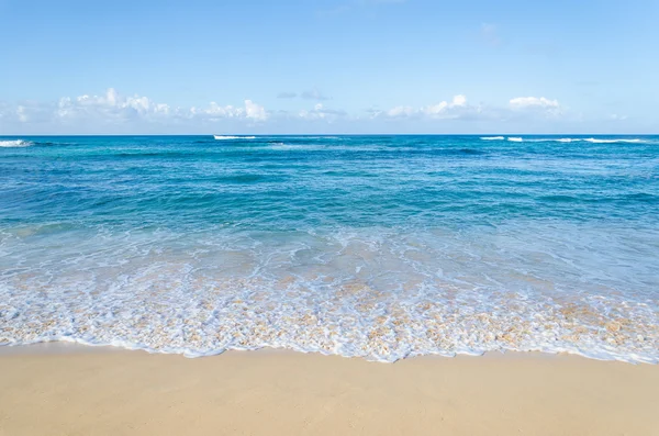 Ocean and tropical sandy beach background — Stock Photo, Image