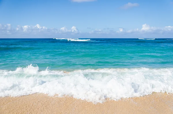 -Óceánra és a trópusi homokos strand háttér — Stock Fotó