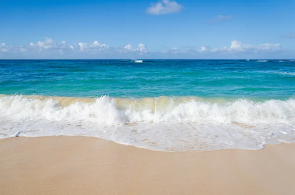 -Óceánra és a trópusi homokos strand háttér — Stock Fotó