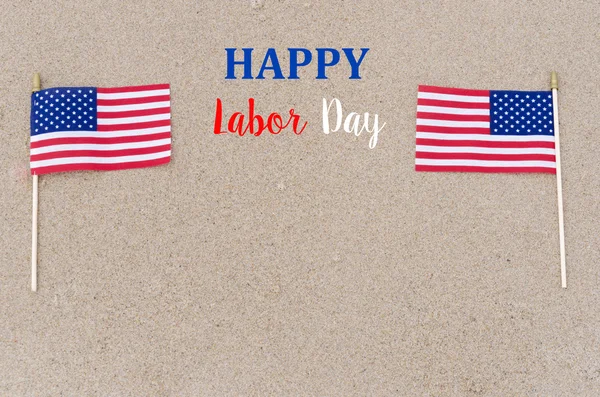 Feliz Dia do Trabalhador com bandeiras na praia — Fotografia de Stock