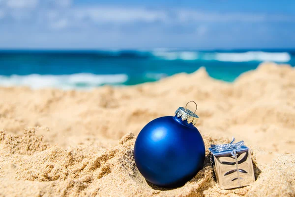 Weihnachten und ein gutes neues Jahr Hintergrund am tropischen Strand — Stockfoto