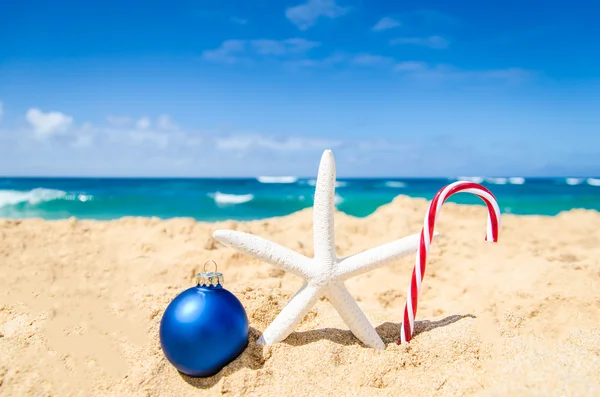 Natal e feliz ano novo fundo na praia tropical — Fotografia de Stock