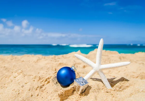 Kerstmis en gelukkig Nieuwjaar achtergrond op het tropische strand — Stockfoto