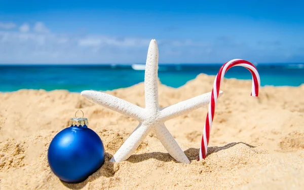 Natal e feliz ano novo fundo na praia tropical — Fotografia de Stock