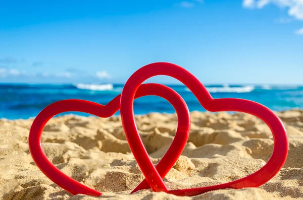 Dos corazones en la playa de arena —  Fotos de Stock