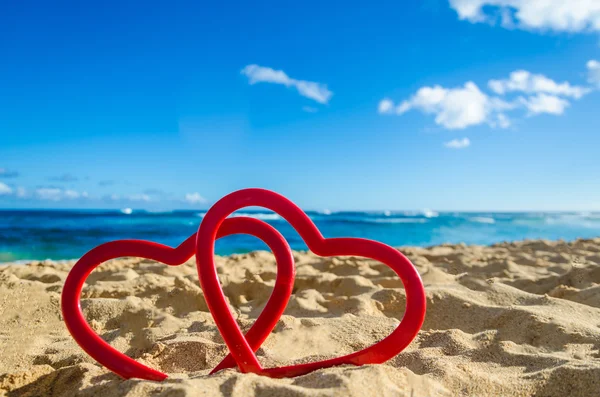 Due cuori sulla spiaggia di sabbia — Foto Stock