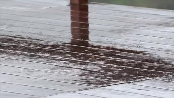 Κοντινό Πλάνο Του Rain Falling Wooden Terrace Στον Κήπο Απρόβλεπτος — Αρχείο Βίντεο