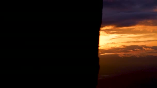 Тень Дерева Красивым Пейзажем Неба Закате Вершине Горы — стоковое видео