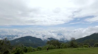 Güzel yeşil doğanın zaman kayması ve sabah dağların etrafındaki mavi gökyüzünde hafif güneş ışığı..
