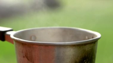 Kampta kahvaltıda gaz ocağında pilav pişirmek için kullanılan küçük bir tencereyi yakından çek. Geleneksel yemek. Tatilde yaşam tarzı kavramı.