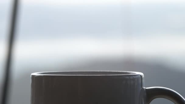 Forró Kávé Vagy Tea Közeli Felvétele Füsttel Fehér Pohárban Reggel — Stock videók