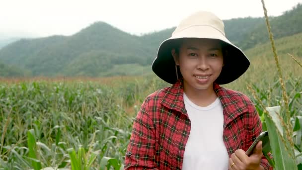 Jonge Vrouwelijke Boeren Houden Digitale Tablet Haar Handen Staan Met — Stockvideo