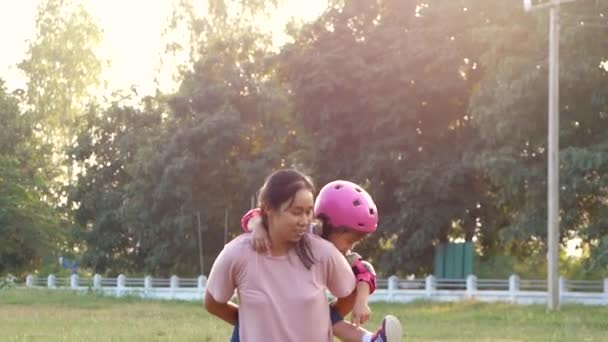 Linda Hija Joven Paseo Cerdito Con Madre Prado Verano Familia — Vídeo de stock