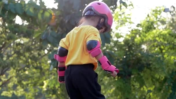 Menina Vestindo Almofadas Proteção Capacete Segurança Aprendendo Patinar Parque Verão — Vídeo de Stock