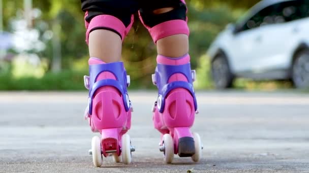 Menina Vestindo Almofadas Proteção Capacete Segurança Aprendendo Patinar Parque Verão — Vídeo de Stock