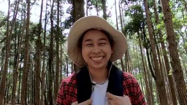 Genç bayan gezgin ormanda doğa manzarasının tadını çıkarıyor..