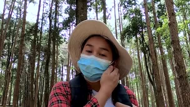 Jovem Turista Tira Sua Máscara Médica Enquanto Mochila Com Desfrutar — Vídeo de Stock