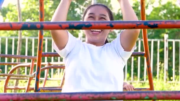 Jovem Mãe Feliz Suas Filhas Divertindo Jogando Equipamentos Playground Livre — Vídeo de Stock