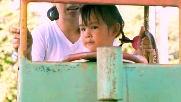 Feliz Niña Madre Divierten Jugando Equipo Patio Aire Libre Actividades — Vídeos de Stock