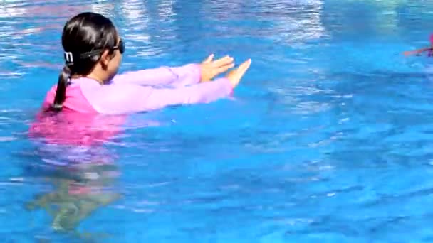 Feliz Joven Madre Hija Nadando Piscina Caluroso Día Verano Estilo — Vídeos de Stock