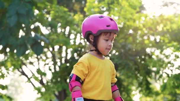 Menina Vestindo Almofadas Proteção Capacete Segurança Aprendendo Patinar Parque Verão — Vídeo de Stock