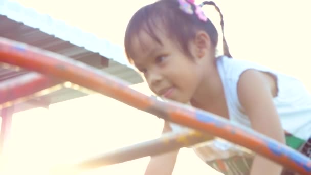 Menina Feliz Divertindo Jogando Bares Macacos Playground Atividades Livre Nas — Vídeo de Stock