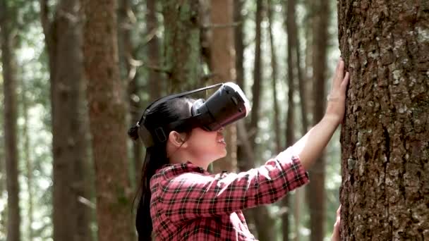 Mladá Asijská Žena Vychutnat Virtuální Realitu Brýle Venkovním Parku Koncept — Stock video