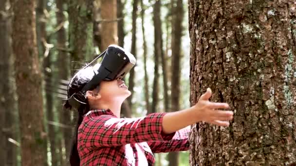 Joven Mujer Asiática Disfrutar Gafas Realidad Virtual Parque Aire Libre — Vídeo de stock