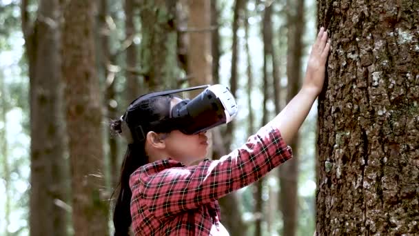 Fiatal Ázsiai Nők Élvezik Virtuális Valóság Szemüveget Szabadtéri Parkban Modern — Stock videók