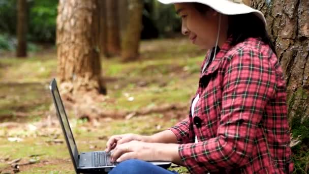 Glückliche Junge Frau Mit Laptop Während Sie Sommertagen Unter Einem — Stockvideo