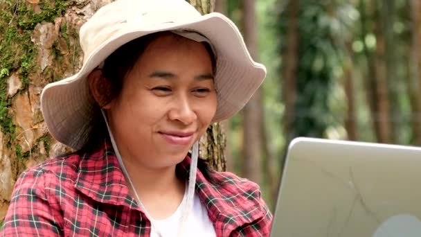 Las Jóvenes Excursionistas Hablan Video Llamadas Línea Con Computadora Portátil — Vídeo de stock