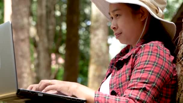 Glückliche Junge Frau Mit Laptop Während Sie Sommertagen Unter Einem — Stockvideo
