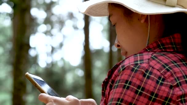 Junge Wanderinnen Benutzen Ihr Handy Während Sie Ihren Urlaub Nationalpark — Stockvideo