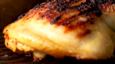 Piknik sobasında ızgara tava budu yakın plan..