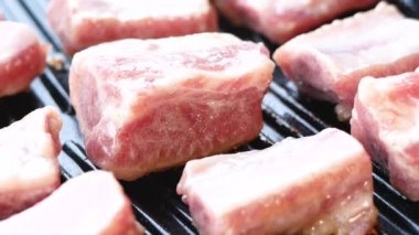 Domuz kaburgaları parçalara ayrılmış piknik sobasında ızgarada kızartılmış..